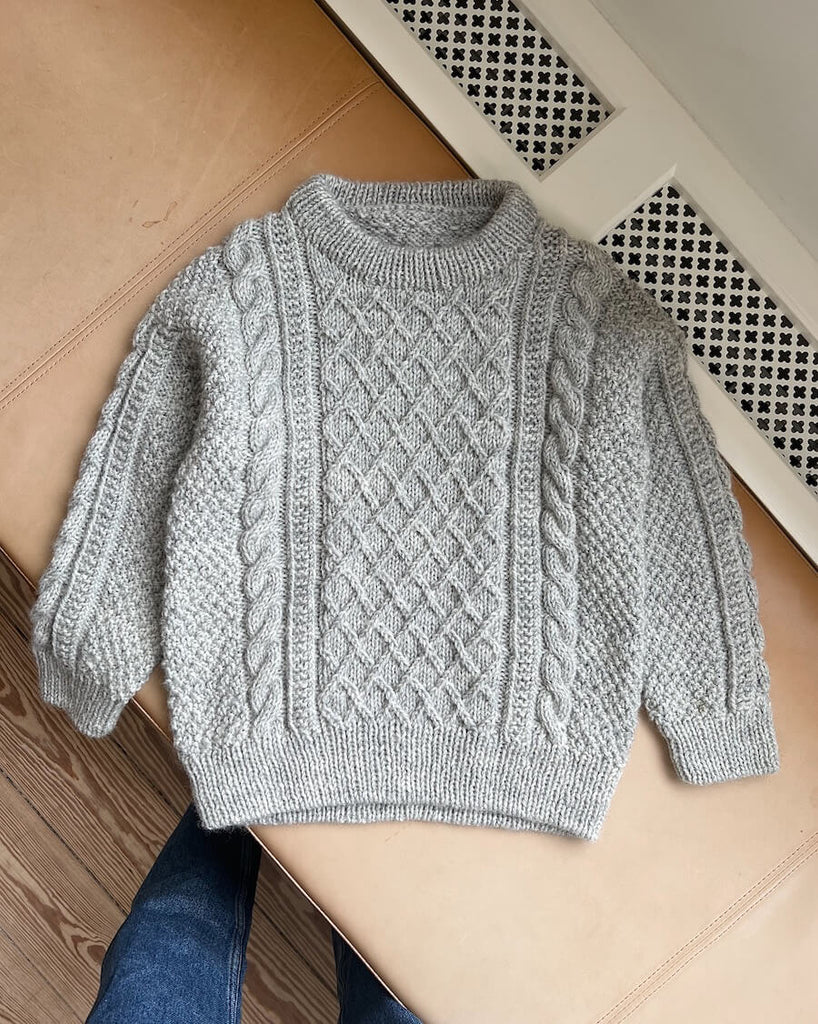 Liggebillede af grå Moby Sweater Mini