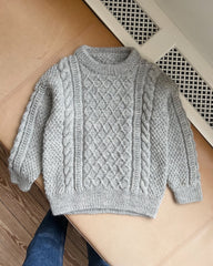 Liggebillede af grå Moby Sweater Mini