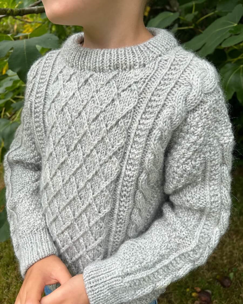 Barn iført grå Moby Sweater Mini