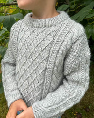 Barn iført grå Moby Sweater Mini