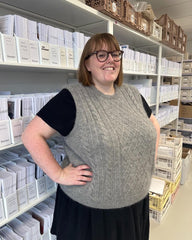 Kvinde iført grå Moby Slipover