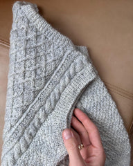 Detaljebillede af lysegrå Moby Slipover Mini