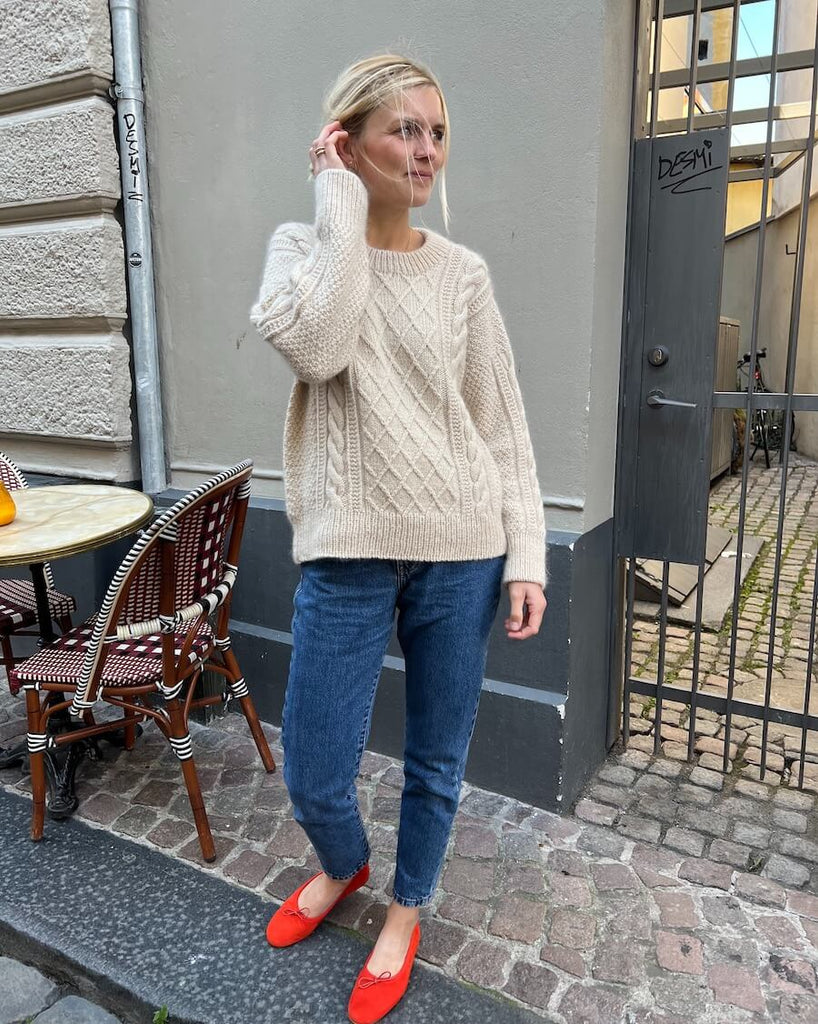 Kvinde iført hvid Moby Sweater