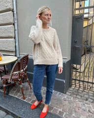 Kvinde iført hvid Moby Sweater