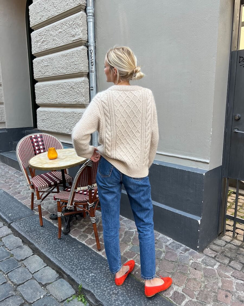 Kvinde iført hvid Moby Sweater