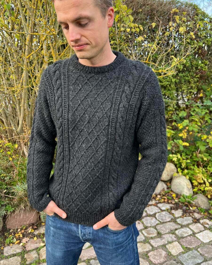 Mand iført koksgrå Moby Sweater Man