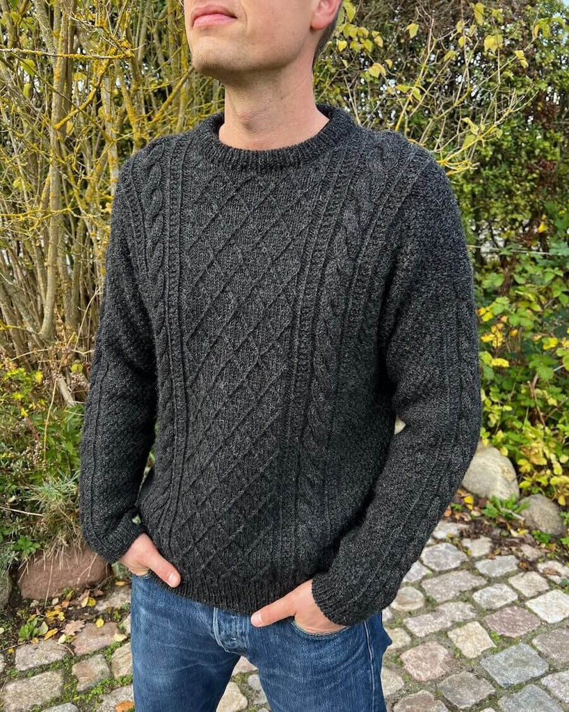 Mand iført koksgrå Moby Sweater Man