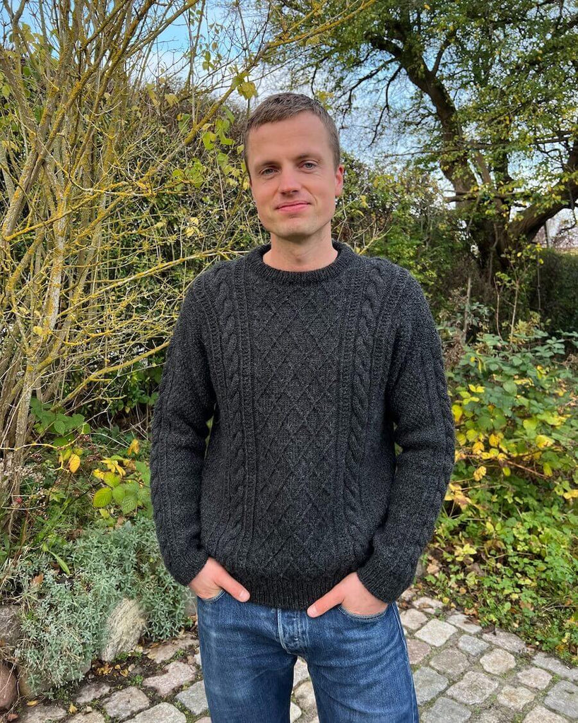 Mand iført koksgrå Moby Sweater Man