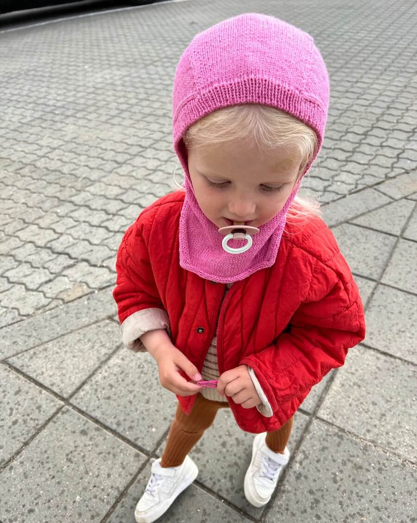Barn iført pink Monday Balaclava