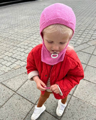 Barn iført pink Monday Balaclava