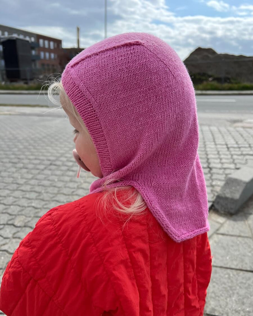 Barn iført pink Monday Balaclava