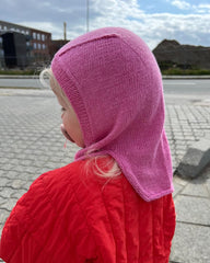 Barn iført pink Monday Balaclava