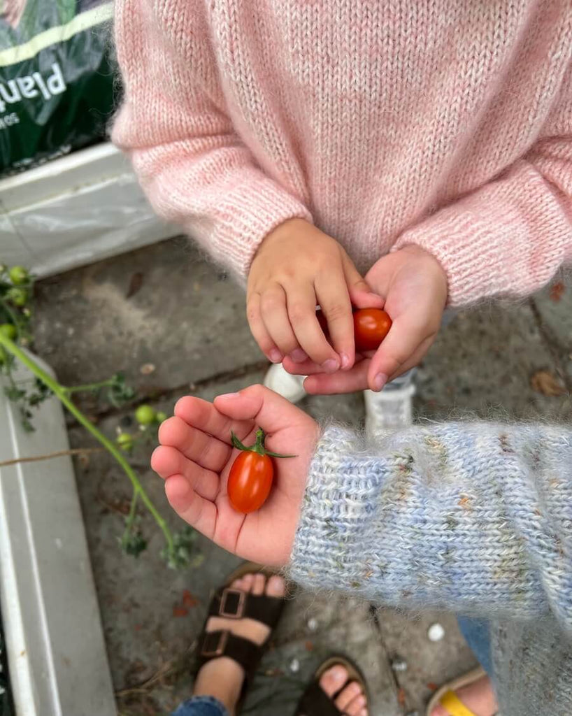 Stemningsbillede med nistret lyseblå Monday Sweater Junior