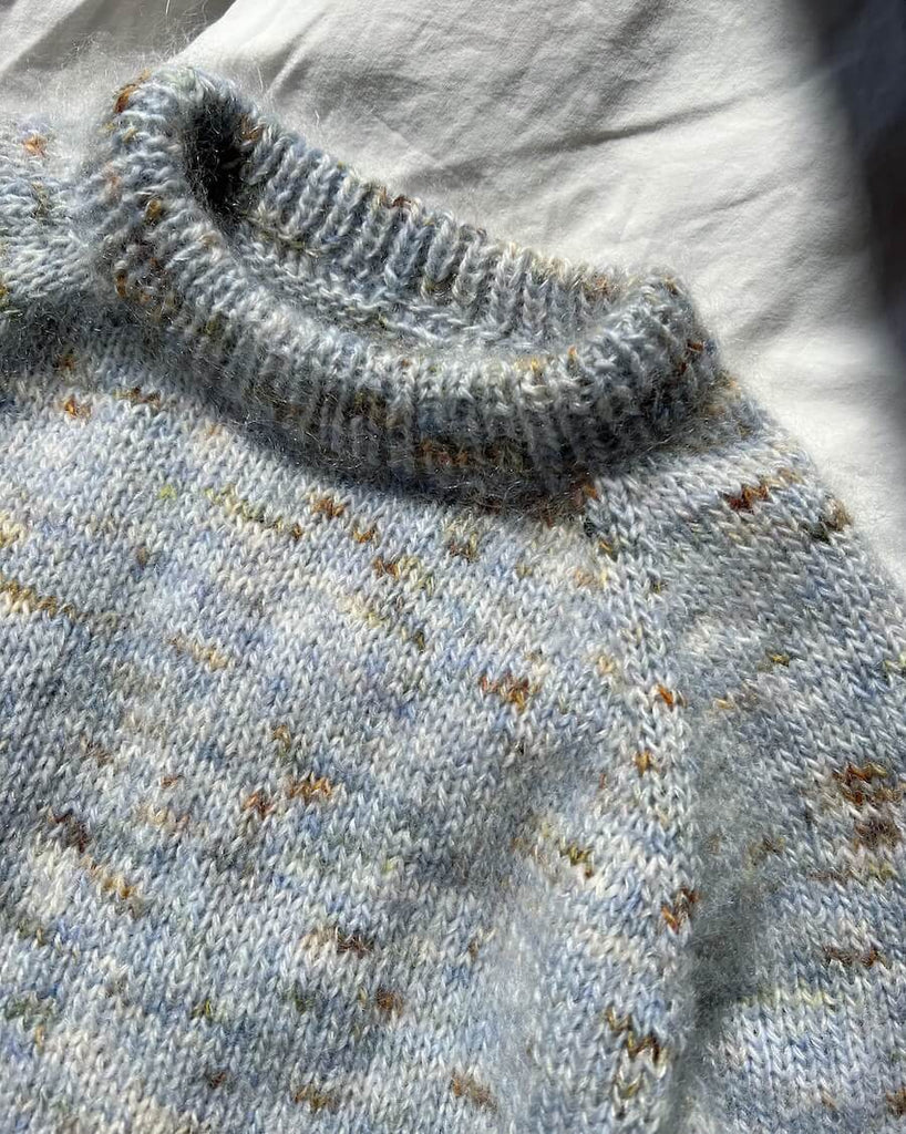 Detaljebillede af nistret lyseblå Monday Sweater Junior