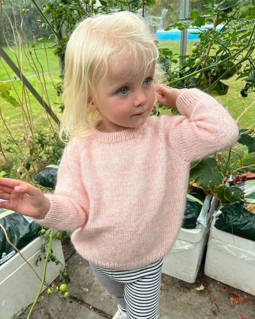 Barn iført lyserød Monday Sweater Junior