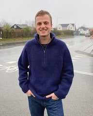 Mand iført blå Zipper Sweater – Man