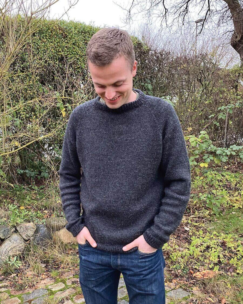 Mand iført koksgrå Hanstholm Sweater