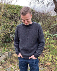 Mand iført koksgrå Hanstholm Sweater