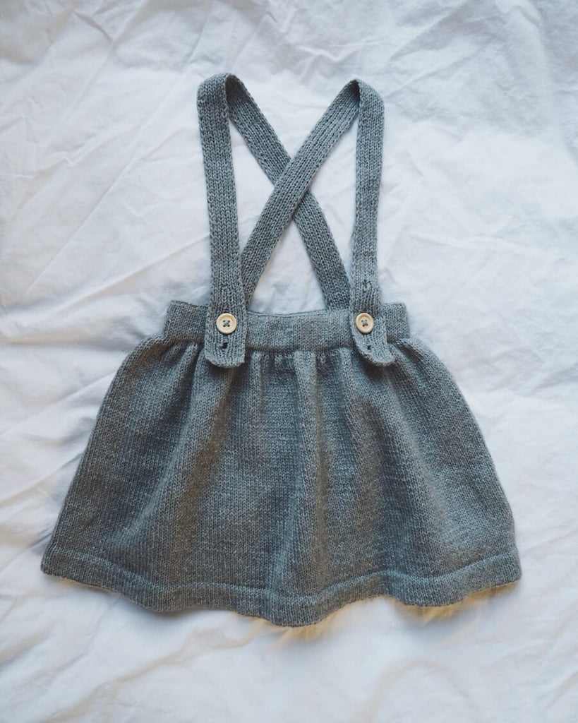 Liggebillede af grå Noras Nederdel