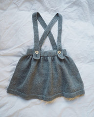 Liggebillede af grå Noras Nederdel