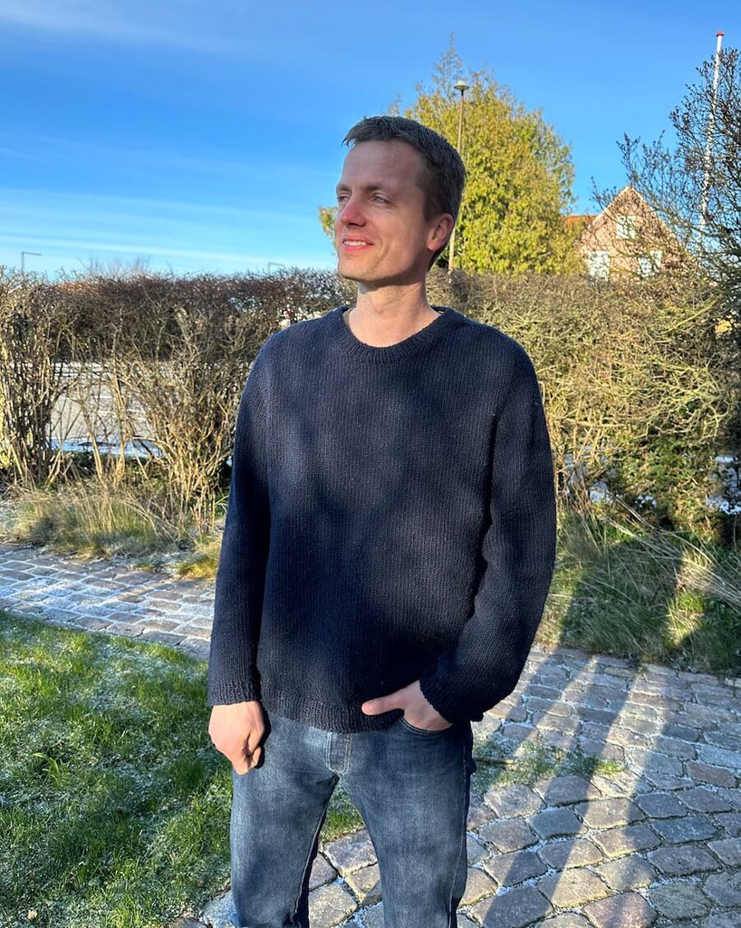 Mand iført blå Northland Sweater