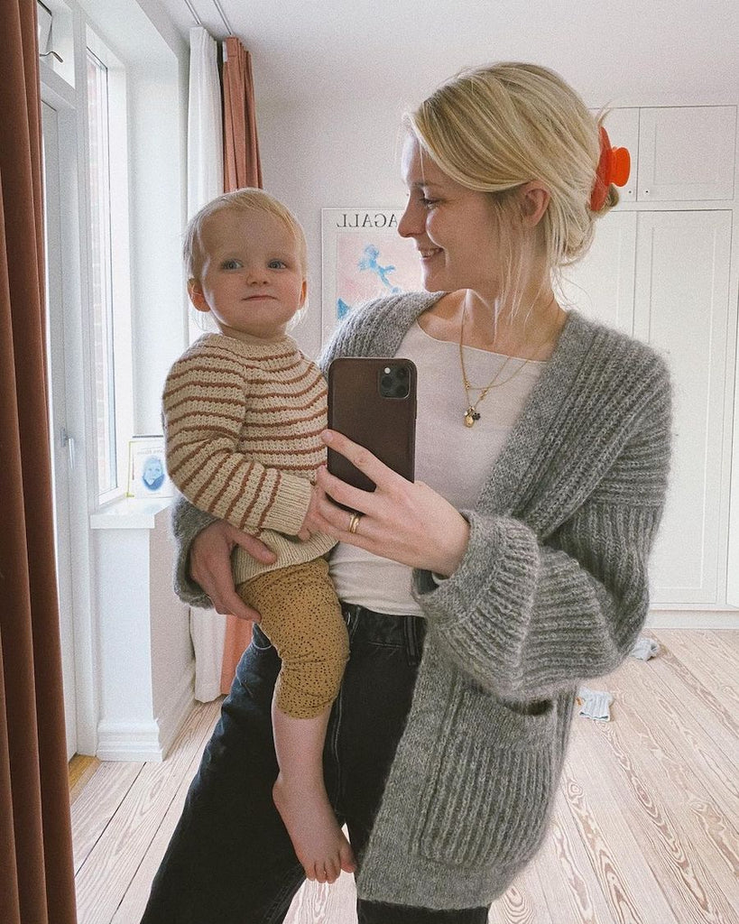 Kvinde iført grå November Jacket