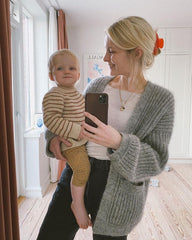 Kvinde iført grå November Jacket