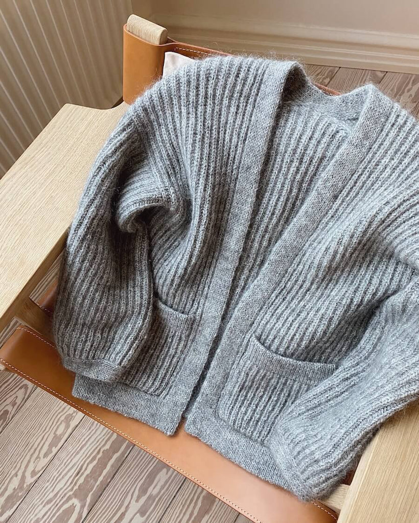 Liggebillede af grå November Jacket