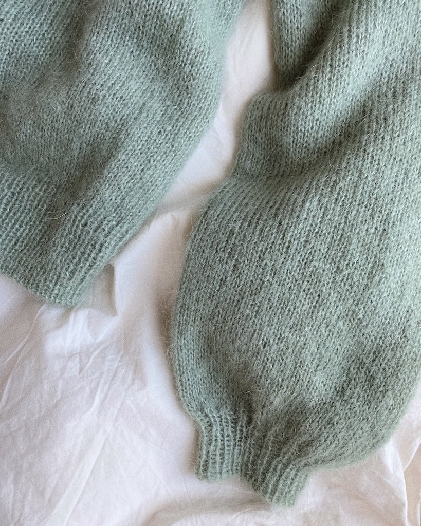 Closeup af lysegrøn Novice Cardigan – Mohair Edition