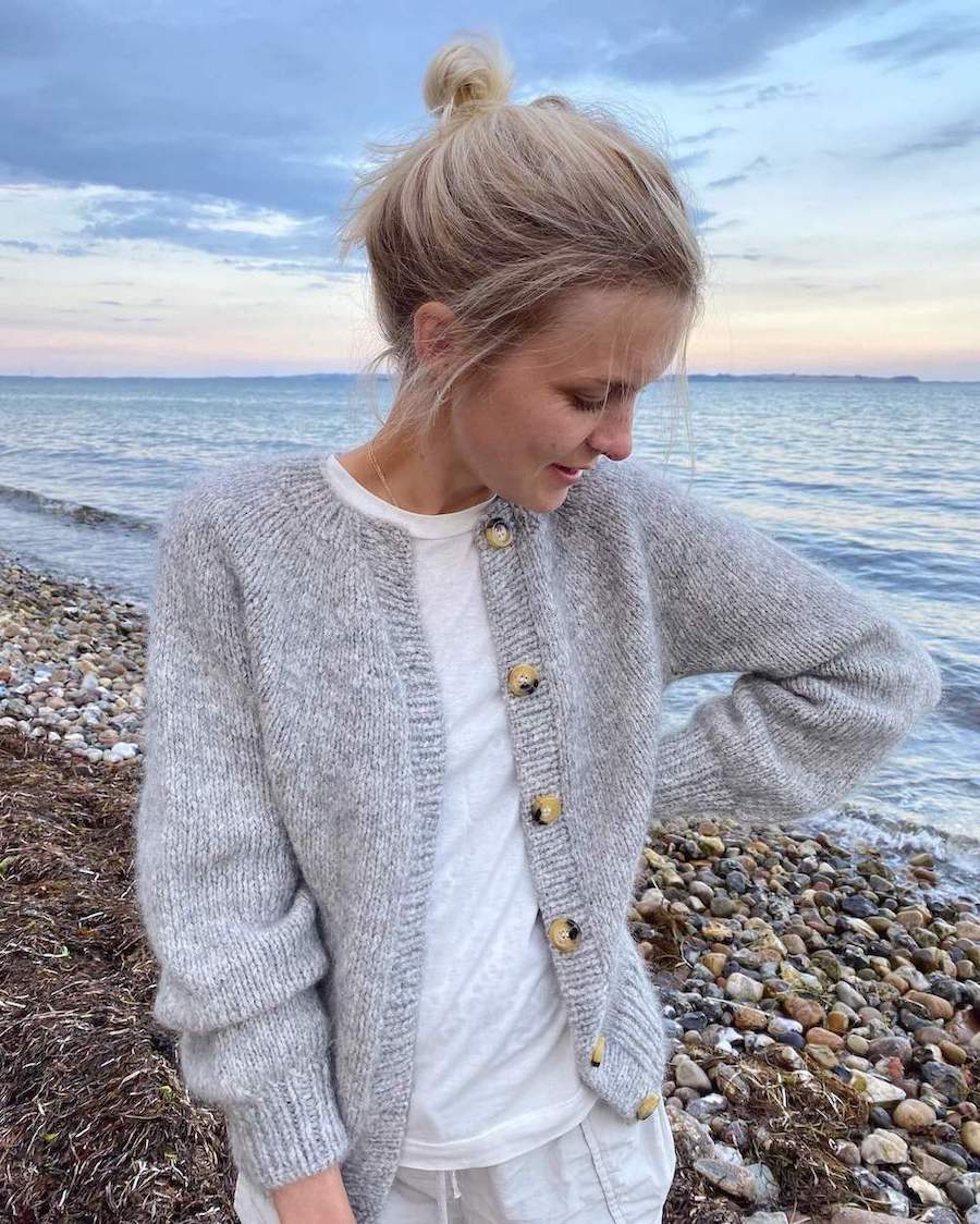 Kvinde iført lysegrå Novice Cardigan – Chunky Edition