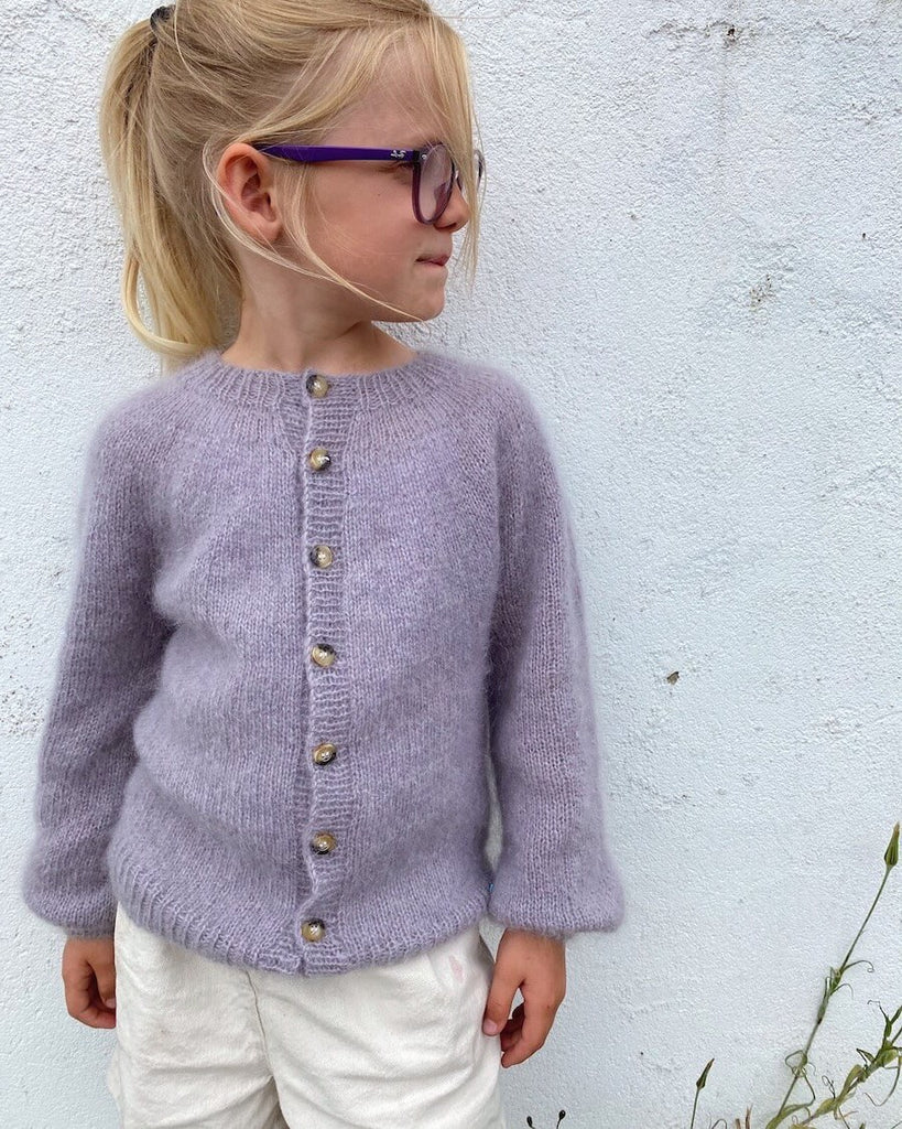 Barn iført lilla Novice Cardigan Junior – Mohair Edition