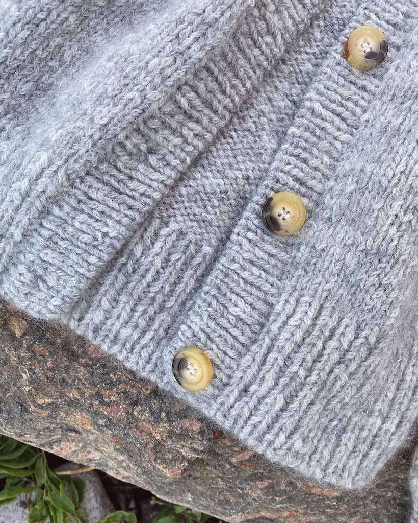 Closeup af lysegrå Novice Cardigan – Chunky Edition