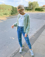 Kvinde iført lysegrøn Novice Cardigan – Mohair Edition