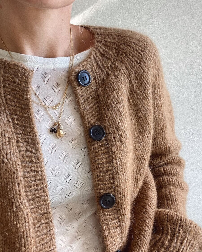 Closeup af brun Novice Cardigan – Chunky Edition