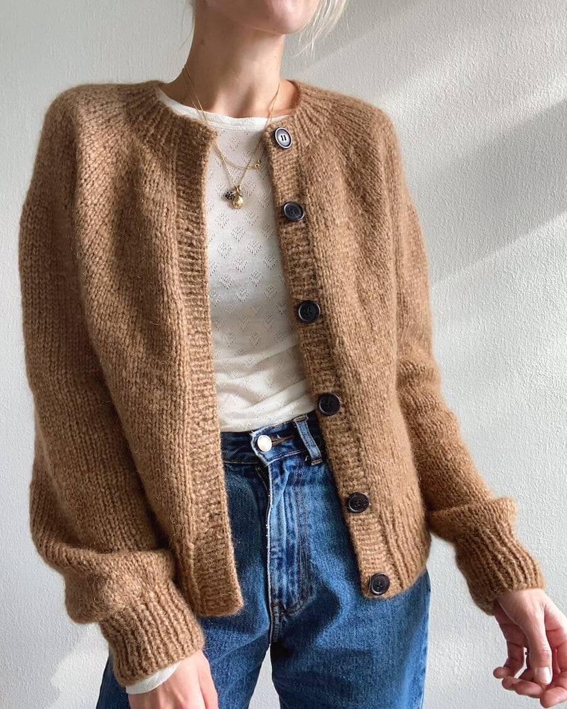 Kvinde iført brun Novice Cardigan – Chunky Edition