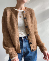 Kvinde iført brun Novice Cardigan – Chunky Edition
