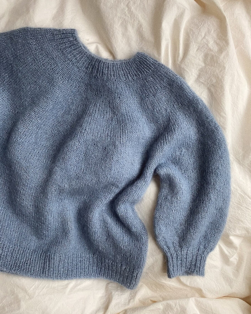 Liggebillede af lyseblå Novice Sweater – Mohair Edition
