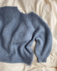 Liggebillede af lyseblå Novice Sweater – Mohair Edition