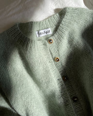 Closeup af lysegrøn Novice Cardigan – Mohair Edition