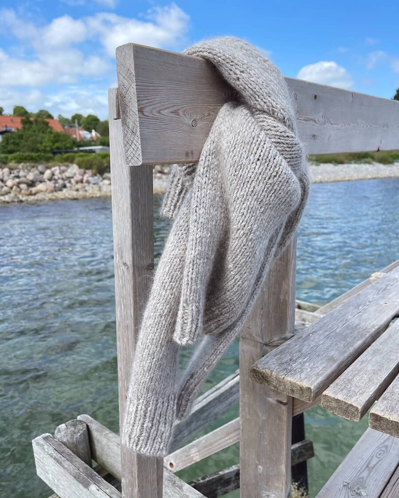 Grå Novice Sweater – Chunky Edition på bænk