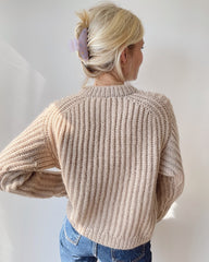 Kvinde iført beige September Sweater set fra ryggen