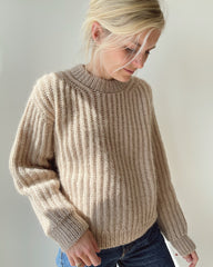 Kvinde iført beige September Sweater