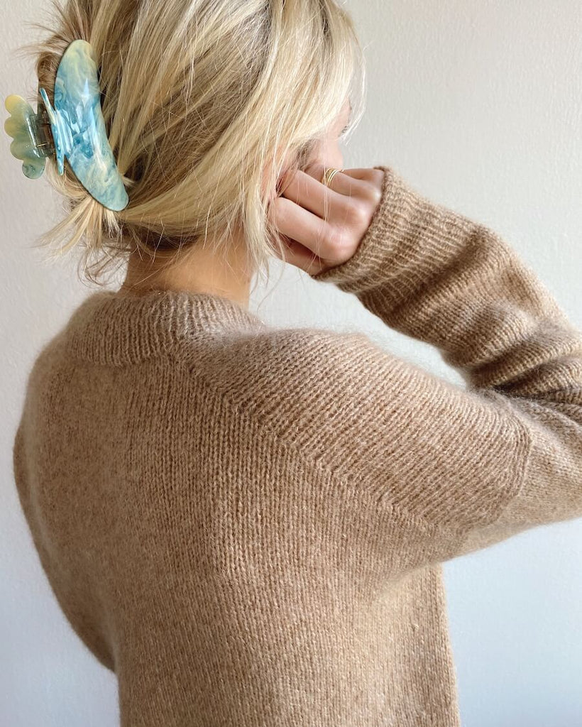 Kvinde iført beige Oslo Sweater