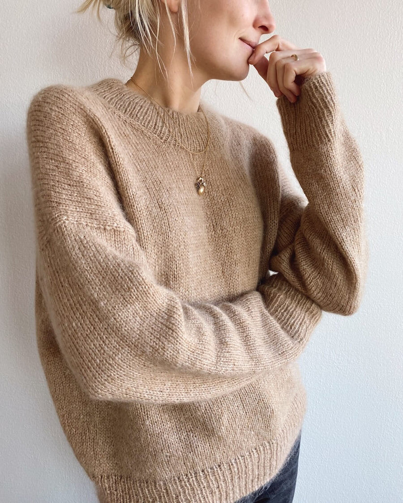 Kvinde iført beige Oslo Sweater