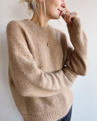 Kvinde iført beige Oslo Sweater