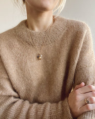 Kvinde iført beige Oslo Sweater