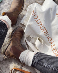 Kvinde iført hvide Penny Socks