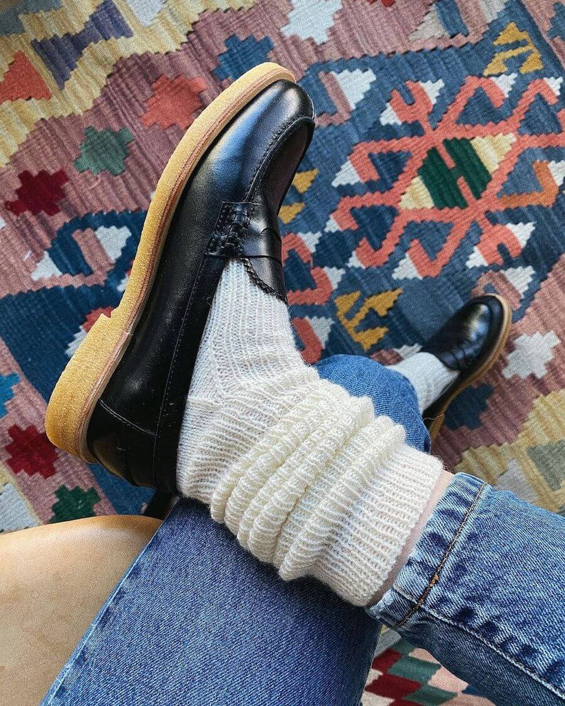 Kvinde iført hvide Penny Socks