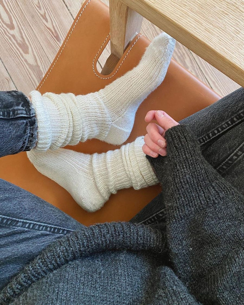 Kvinde iført hvide Penny Socks