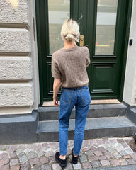 Kvinde iført brun Rigmor Tee